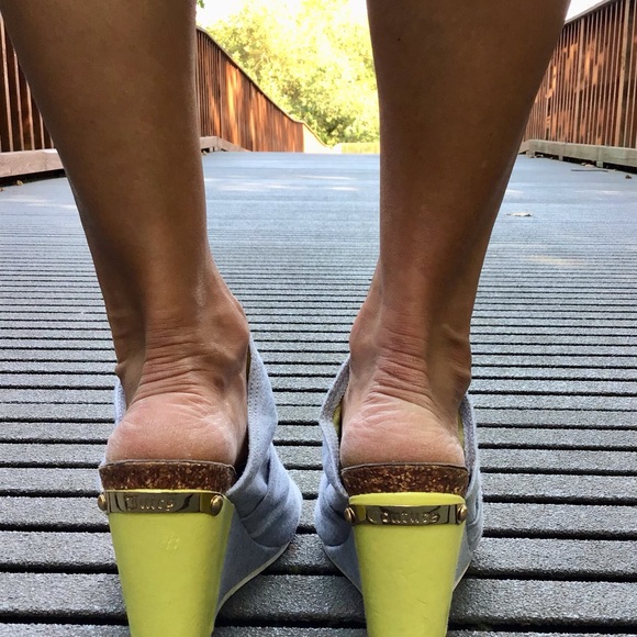 Juicy Couture Gray and Yellow Sandals with Wrapped Fabric Detail - Picture 6 of 13